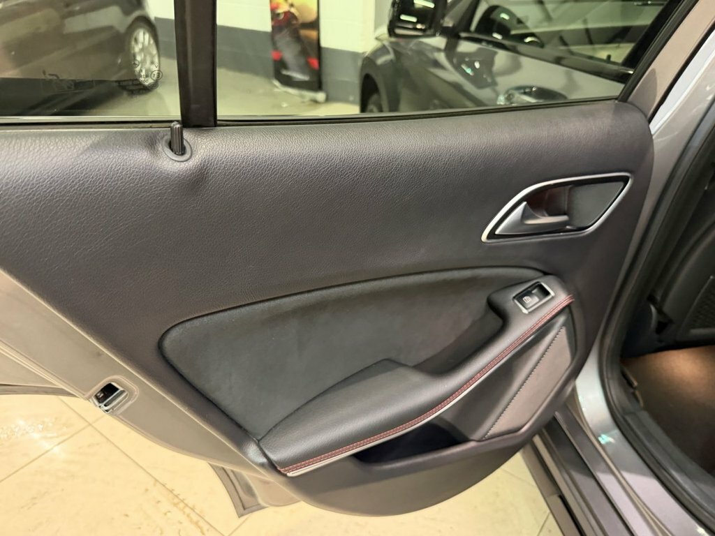 Mercedes-Benz GLA Class 200 D Amg Line Black #28