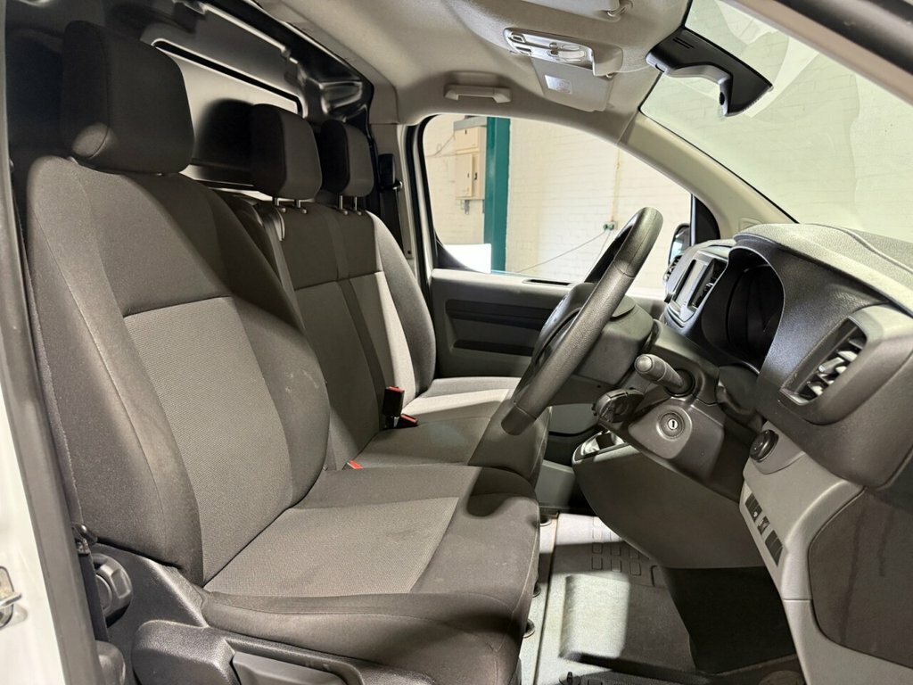 Vauxhall Vivaro 2L Dynamic 6Dr FV72CJU White #4
