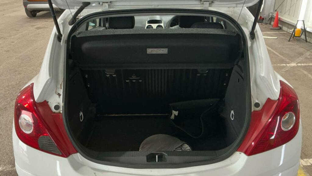 Vauxhall Corsa 1.4L Exclusiv White #13