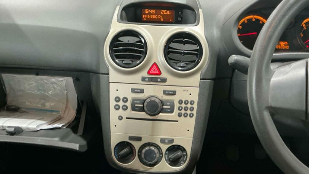 Vauxhall Corsa 1.4L Exclusiv White #3