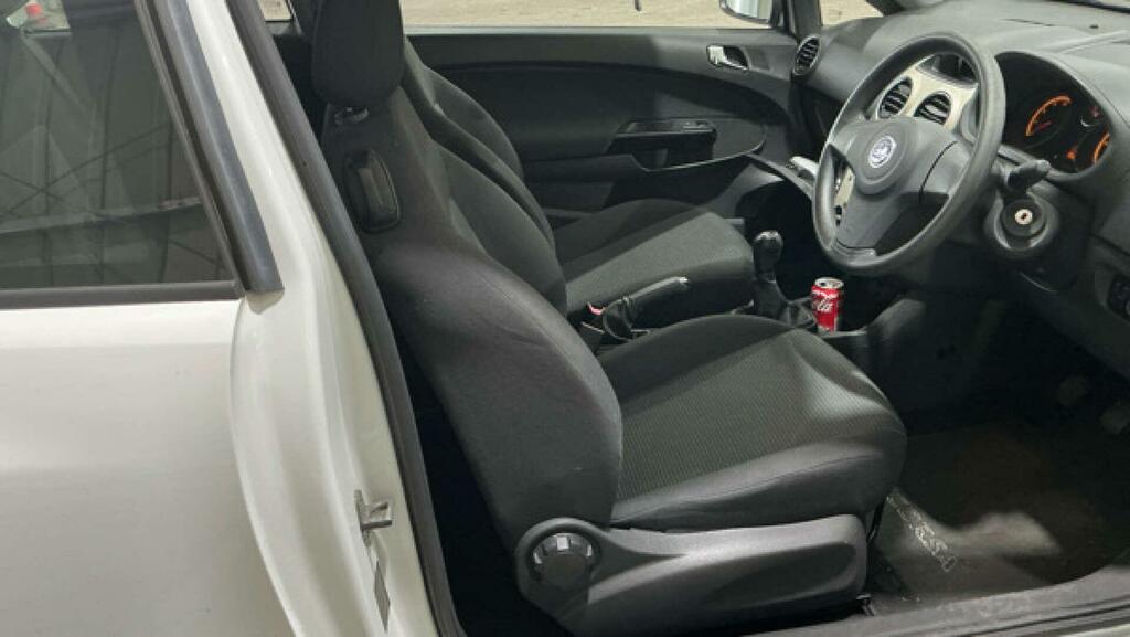 Vauxhall Corsa 1.4L Exclusiv White #11