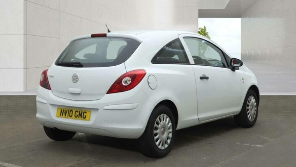 Vauxhall Corsa 1.4L Exclusiv White #4