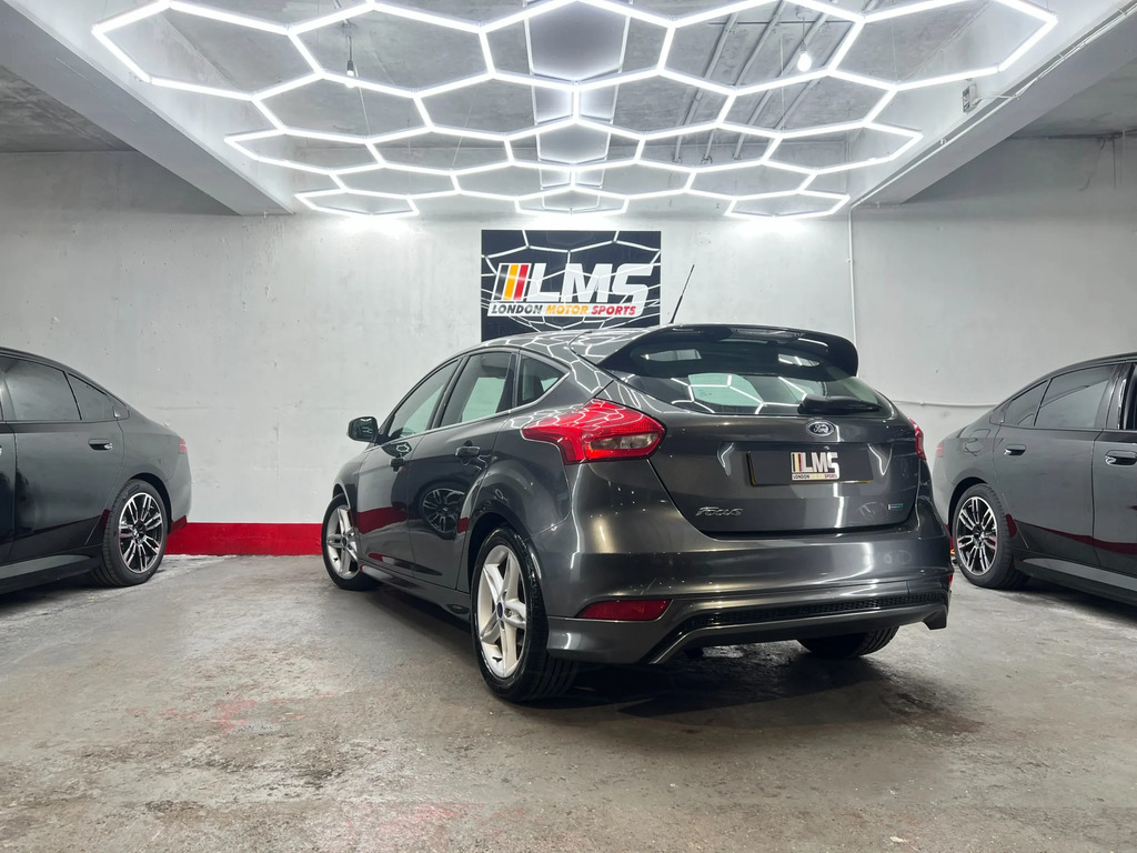 Ford Focus Hatchback Blue #82