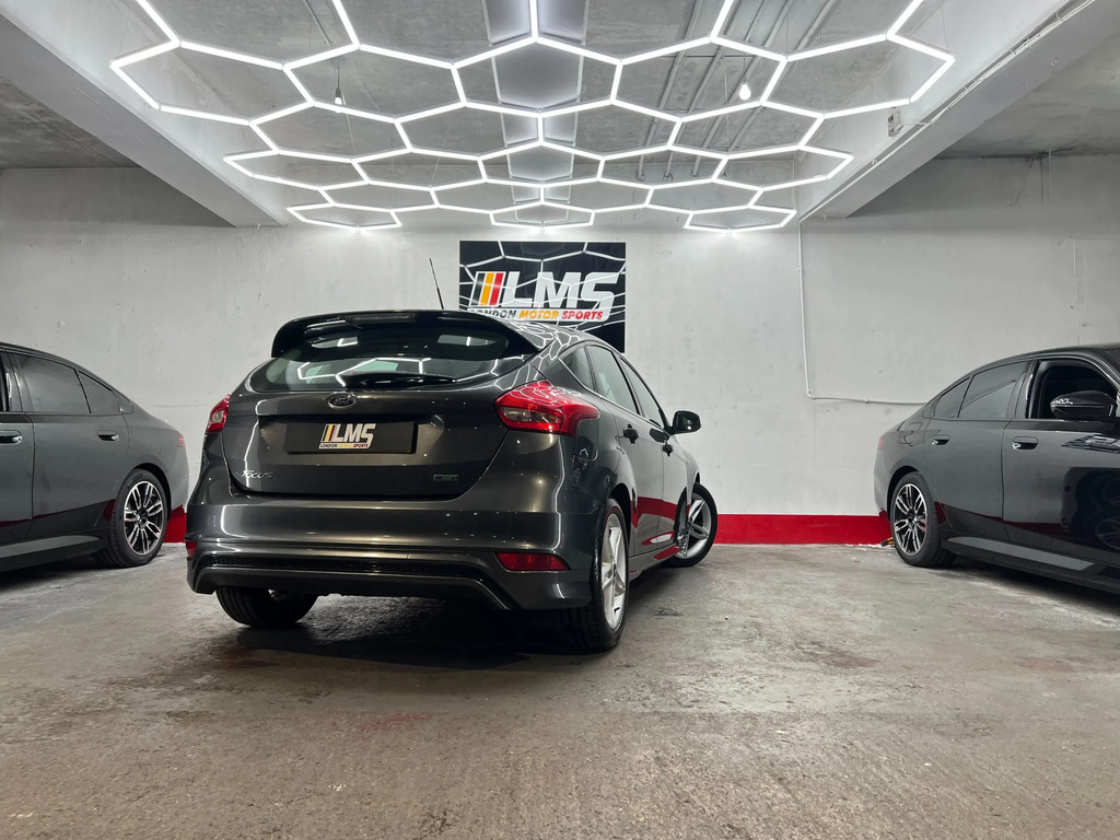 Ford Focus Hatchback Blue #105
