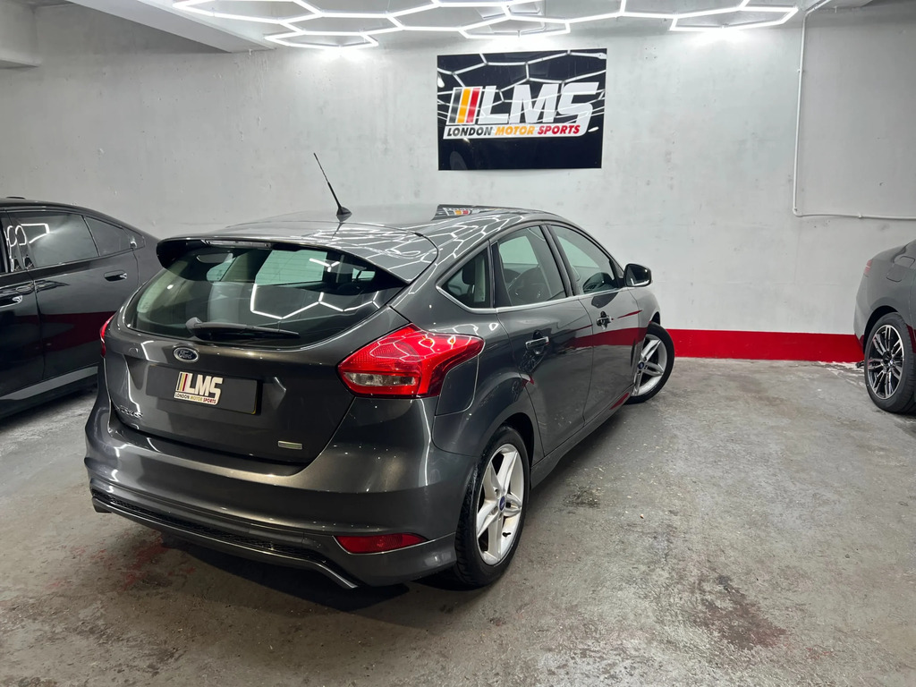 Ford Focus Hatchback Blue #103