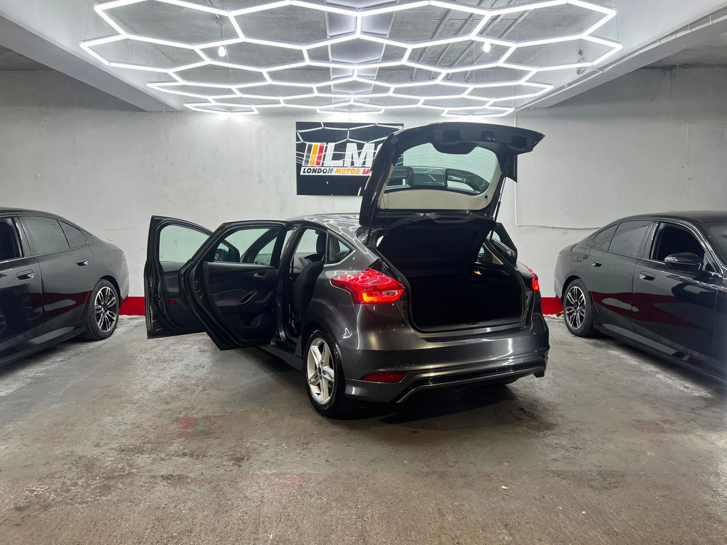 Ford Focus Hatchback Blue #92