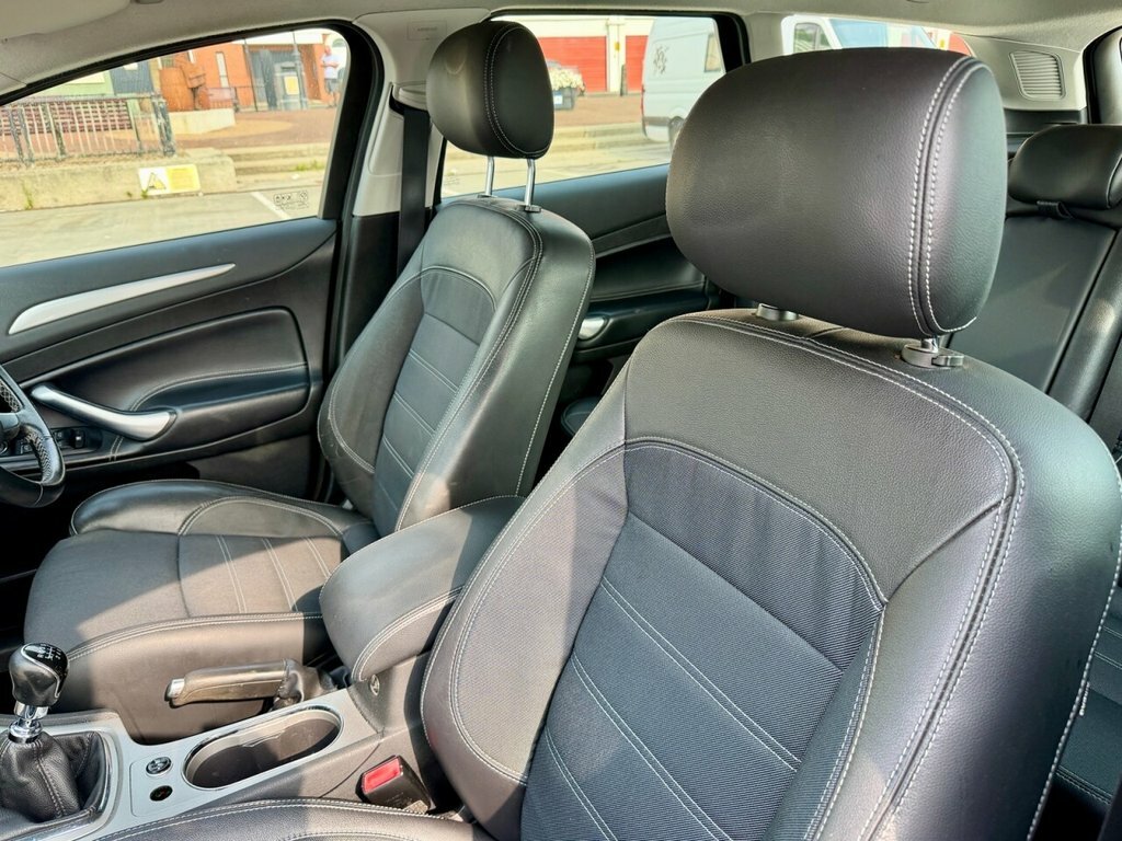 Ford Mondeo Hatchback Silver #37