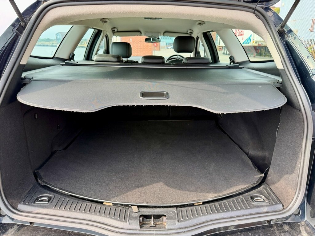 Ford Mondeo Hatchback Silver #26