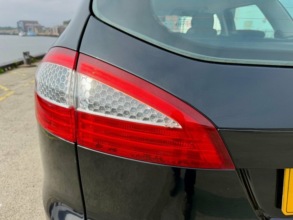 Ford Mondeo Hatchback Silver #32