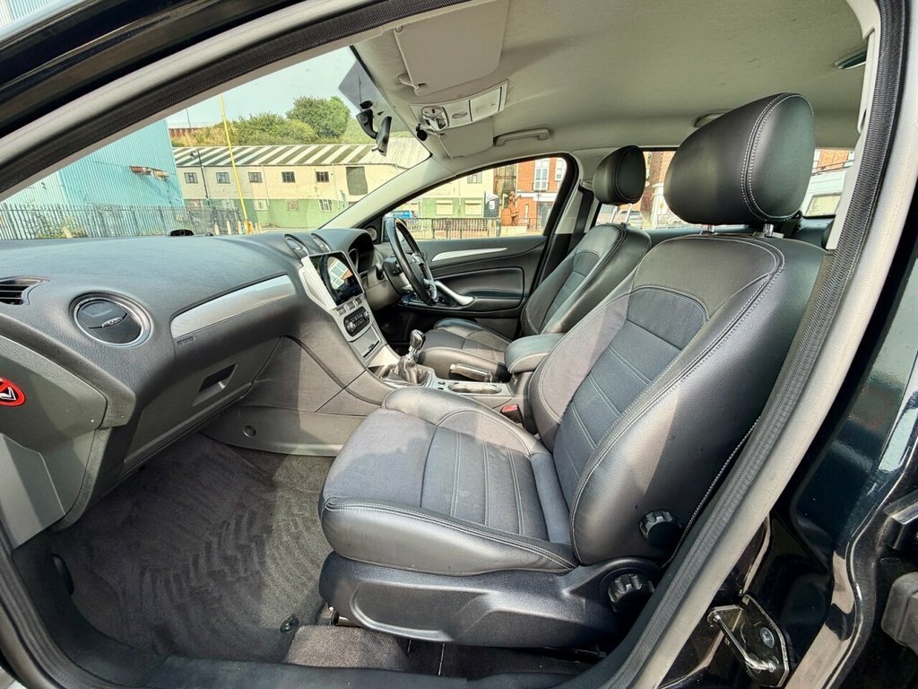 Ford Mondeo Hatchback Silver #30