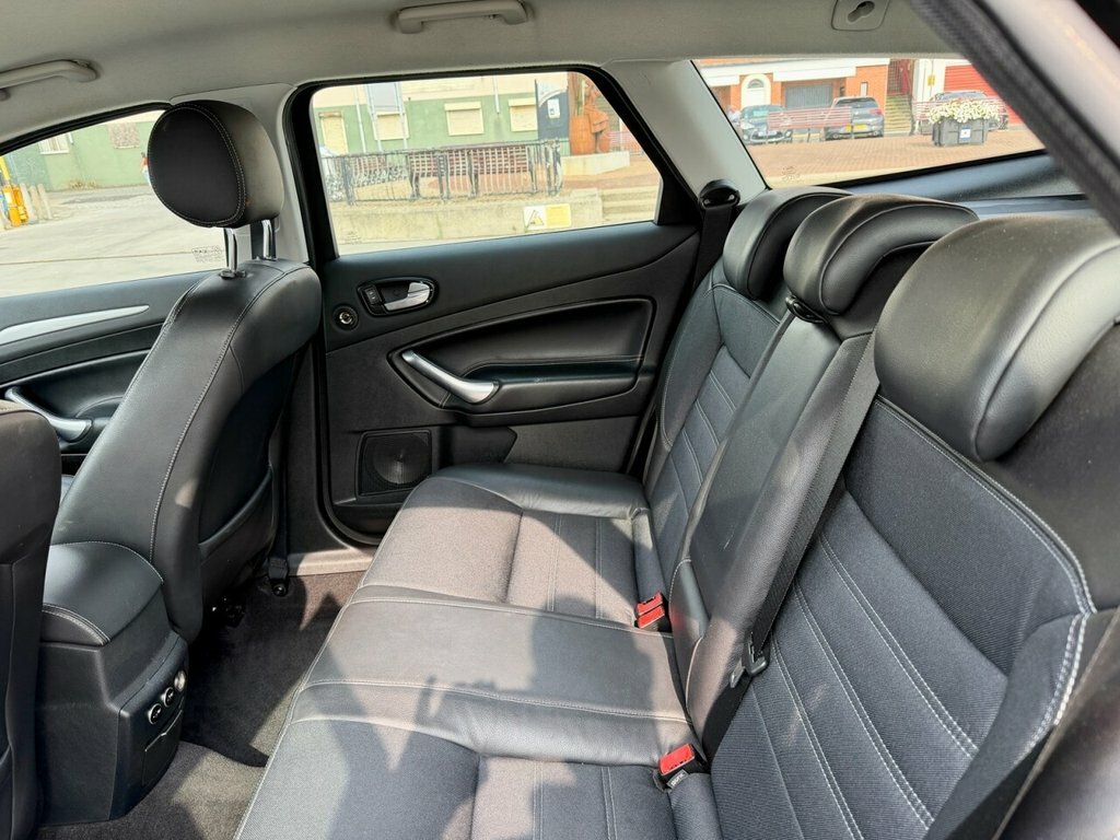Ford Mondeo Hatchback Silver #34