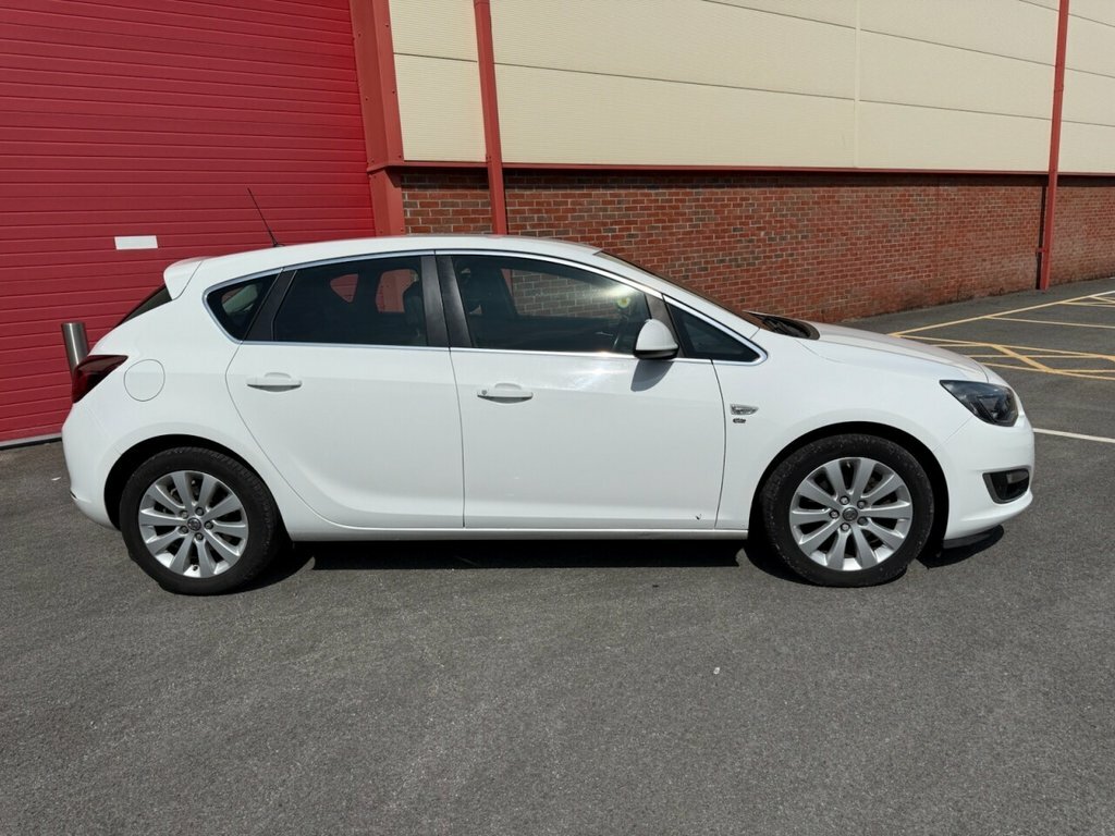 Vauxhall Astra 2L Elite NL64UHK White #3