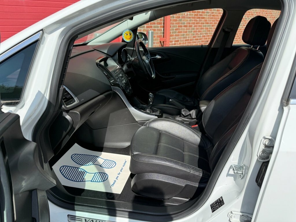 Vauxhall Astra 2L Elite NL64UHK White #2