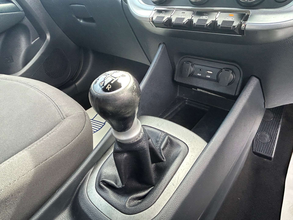 Kia RIO Hatchback White #27