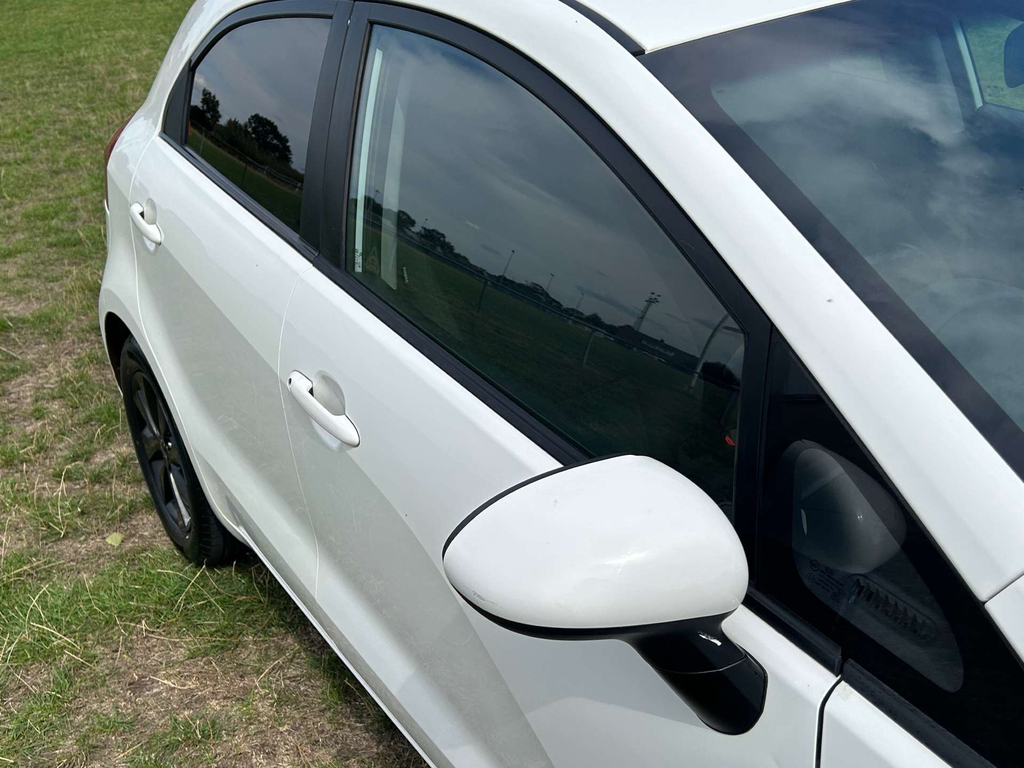 Kia RIO Hatchback White #13