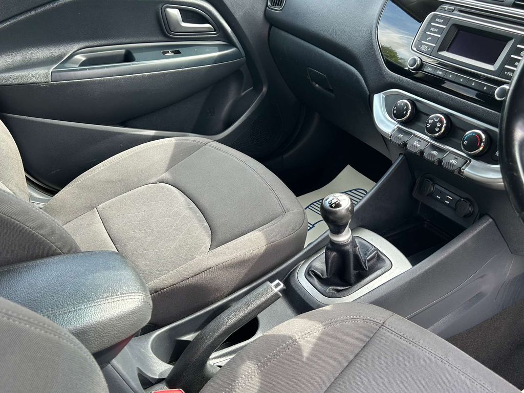 Kia RIO Hatchback White #28