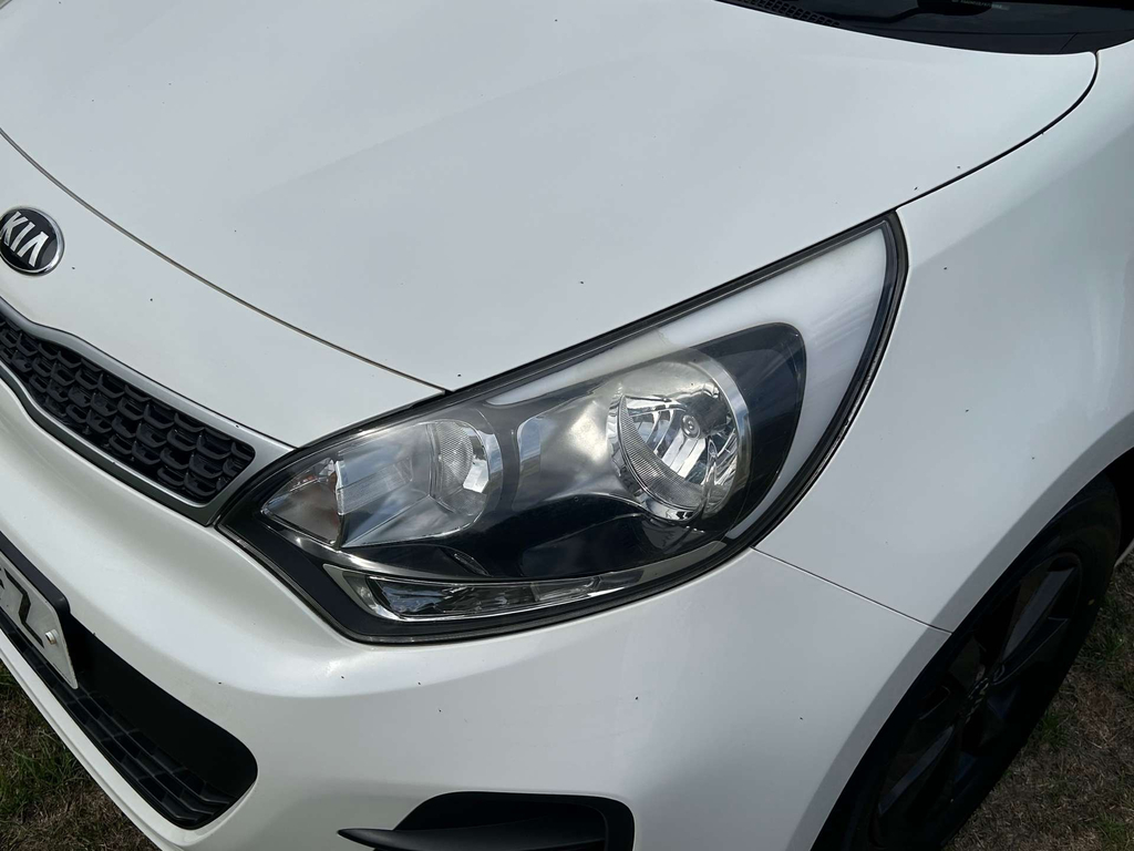 Kia RIO Hatchback White #10