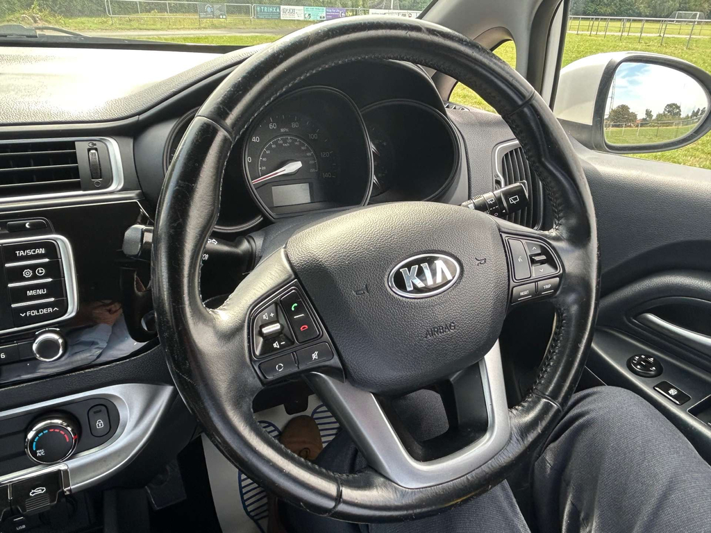 Kia RIO Hatchback White #24