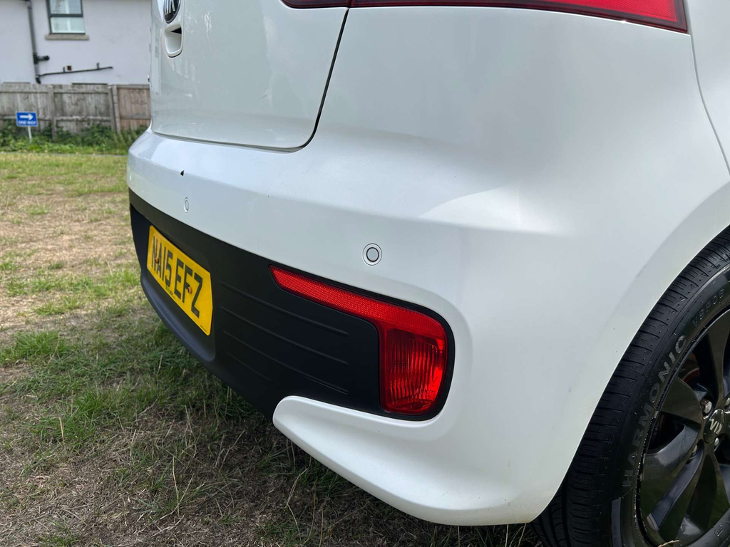 Kia RIO Hatchback White #18