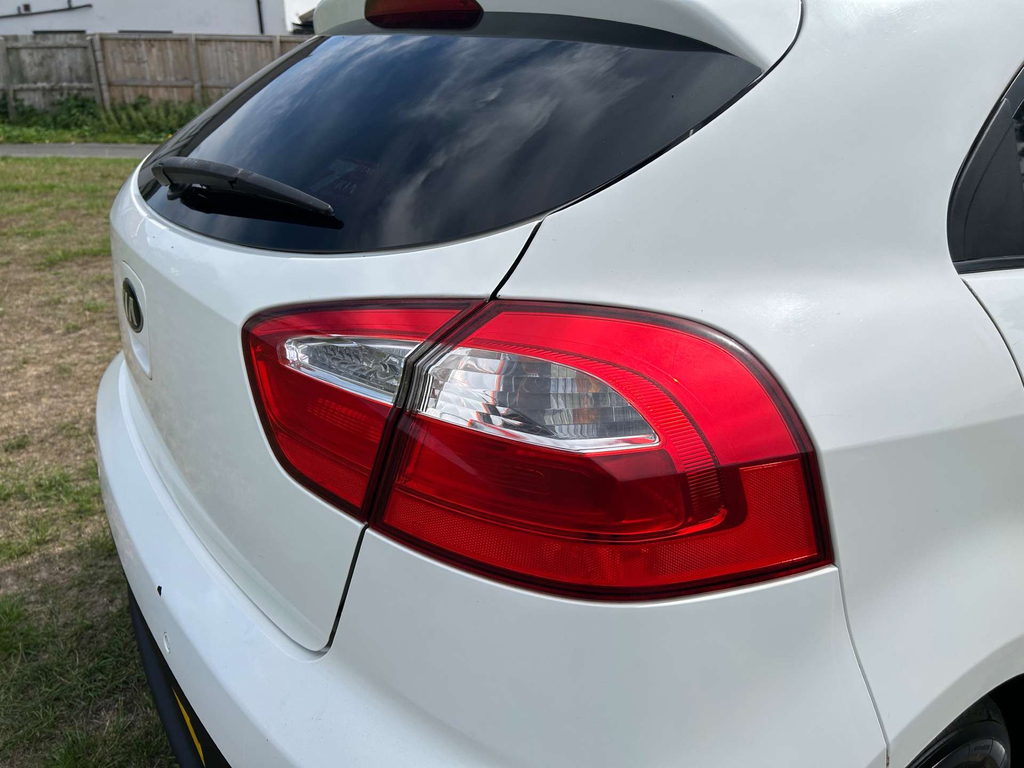Kia RIO Hatchback White #17