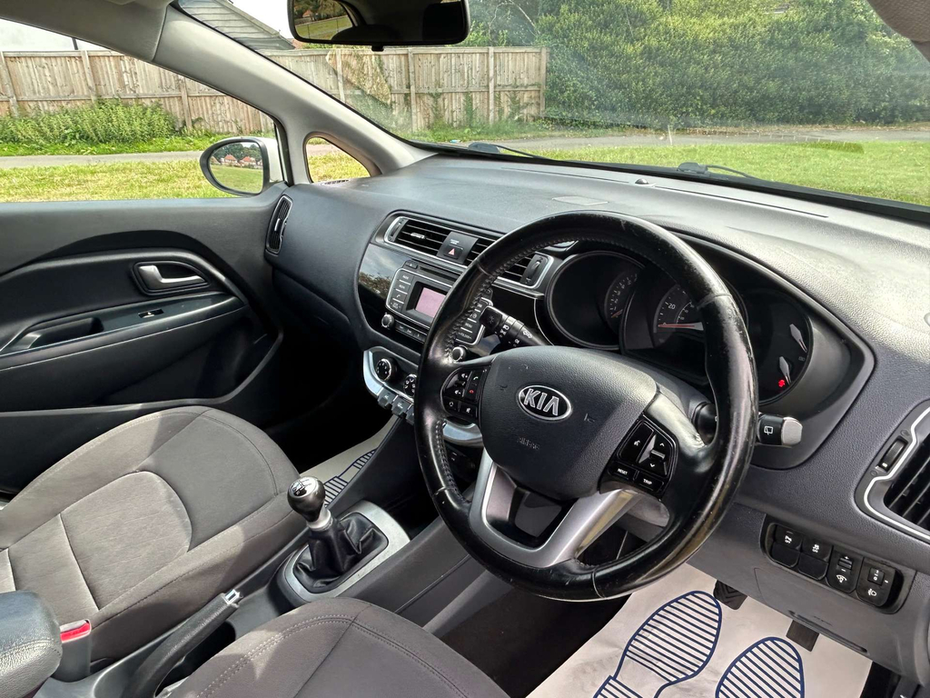 Kia RIO Hatchback White #29