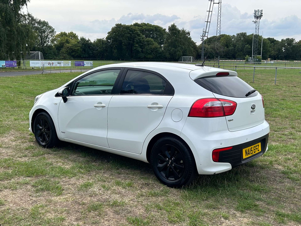 Kia RIO Hatchback White #7