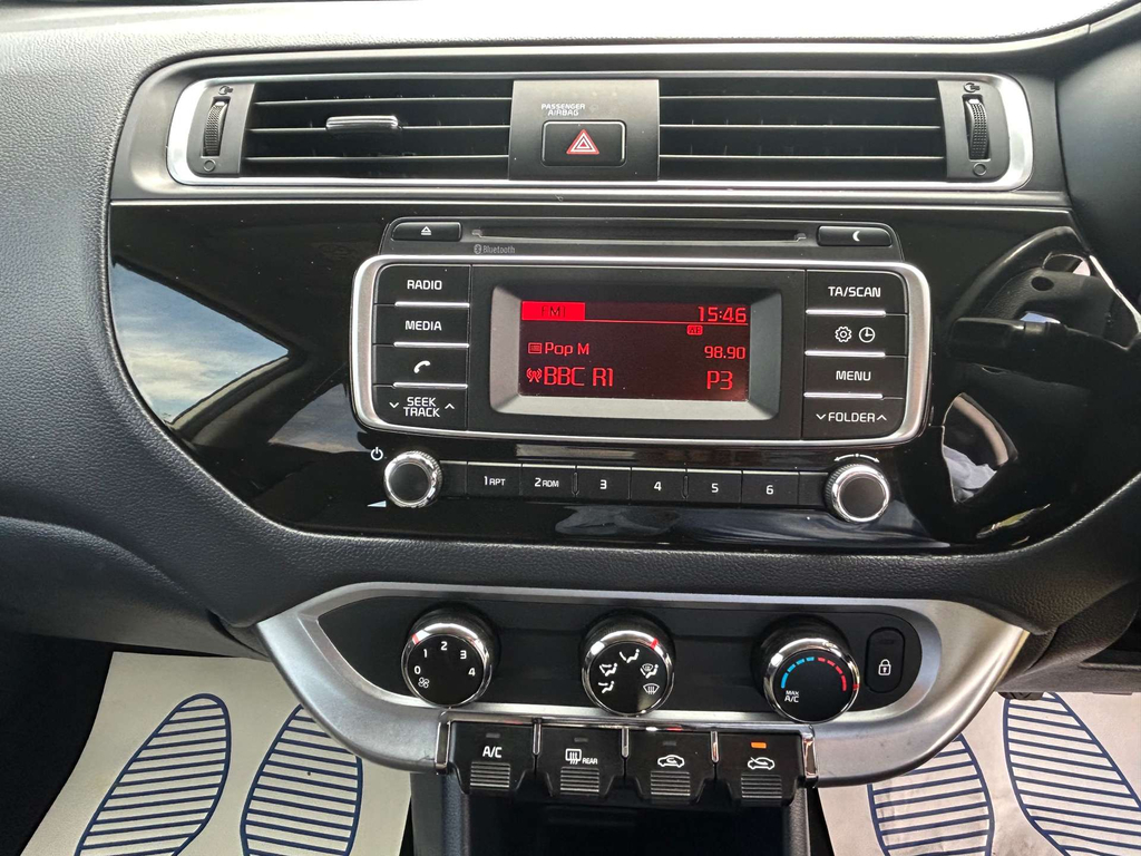 Kia RIO Hatchback White #26