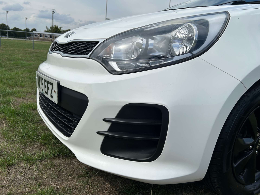Kia RIO Hatchback White #12