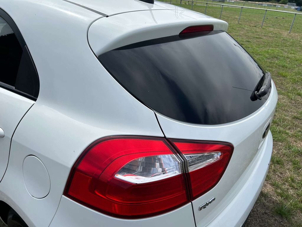 Kia RIO Hatchback White #19
