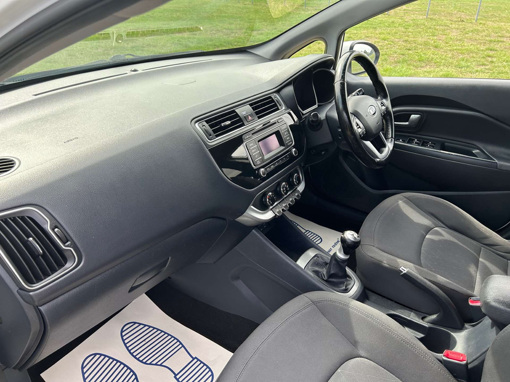 Kia RIO Hatchback White #34