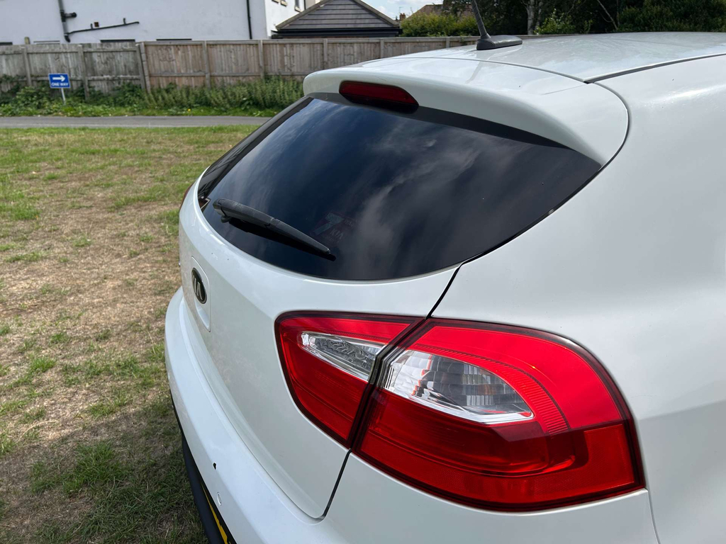 Kia RIO Hatchback White #16