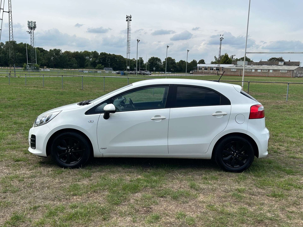 Kia RIO Hatchback White #8