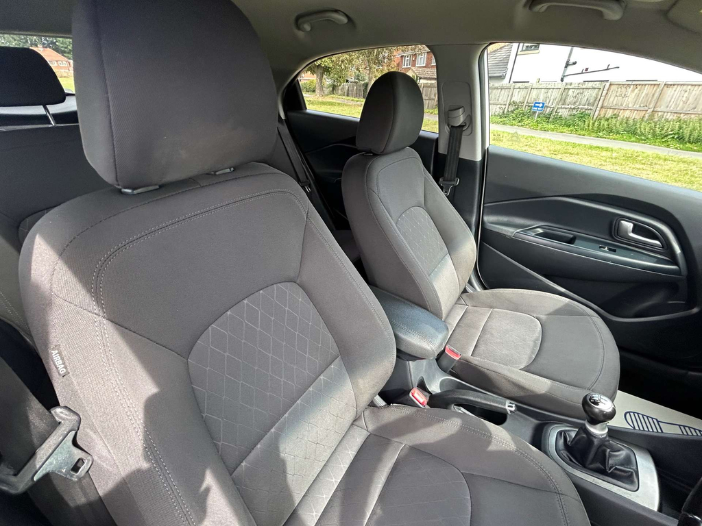 Kia RIO Hatchback White #30