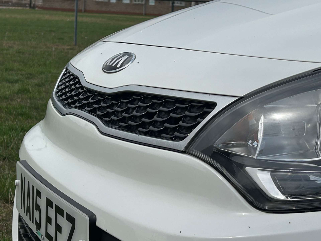 Kia RIO Hatchback White #11