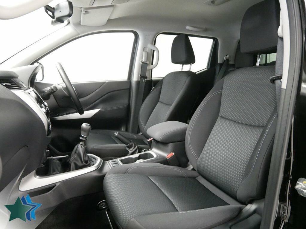Nissan Navara 2.3L Dci N-connecta Pickup Double Cab M Black #4