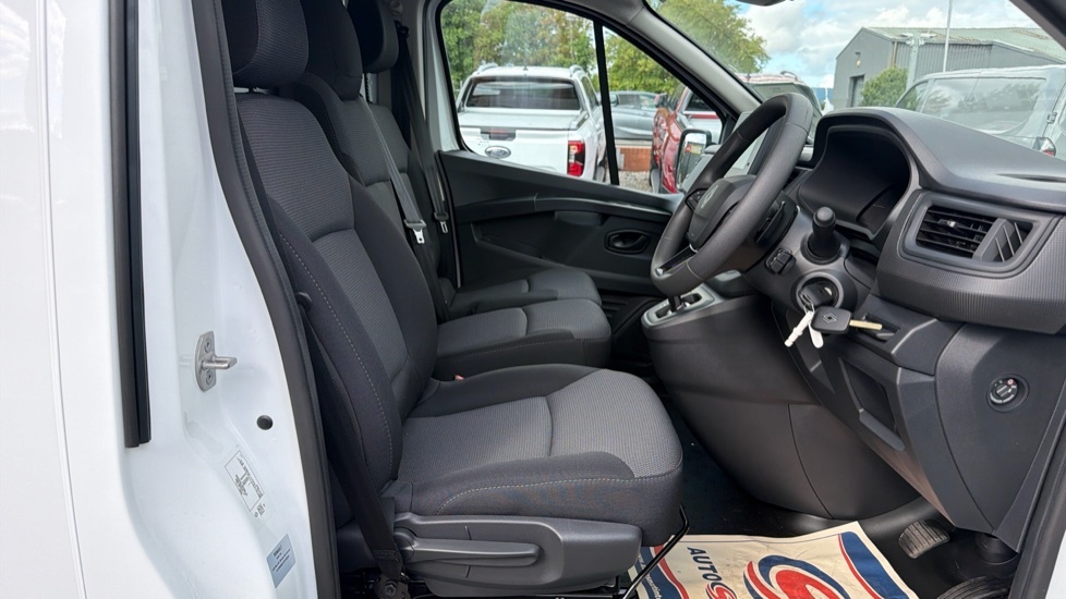 Renault Trafic Advance White #6