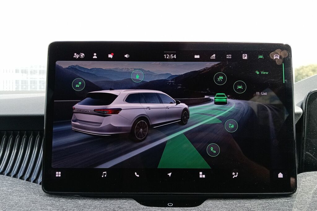 Skoda Superb Se Technology White #28
