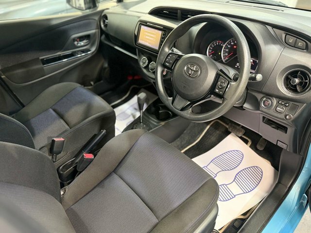 Toyota Vitz Toyota Vitz Yaris 1.3 White #6