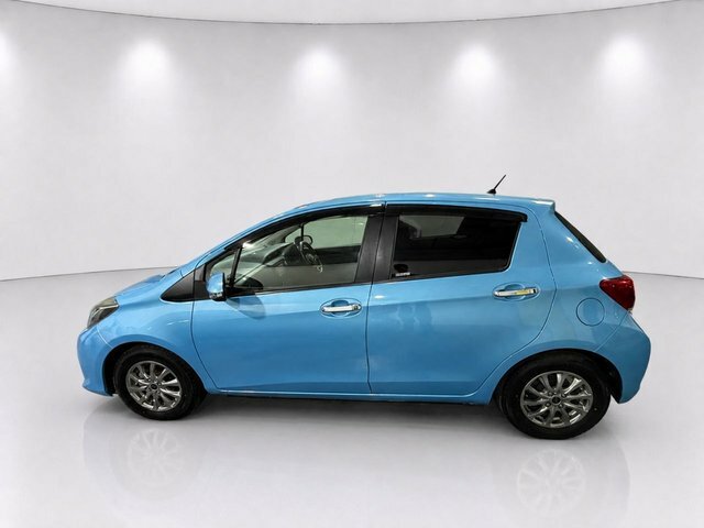 Toyota Vitz Toyota Vitz Yaris 1.3 White #3
