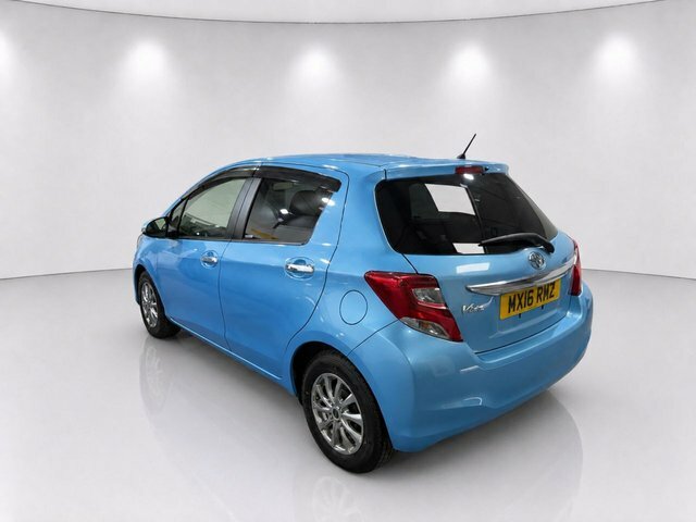 Toyota Vitz Toyota Vitz Yaris 1.3 White #4