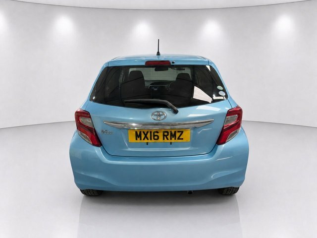 Toyota Vitz Toyota Vitz Yaris 1.3 White #5