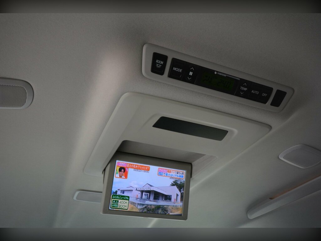 Toyota Vellfire 2.4 Auto White #55