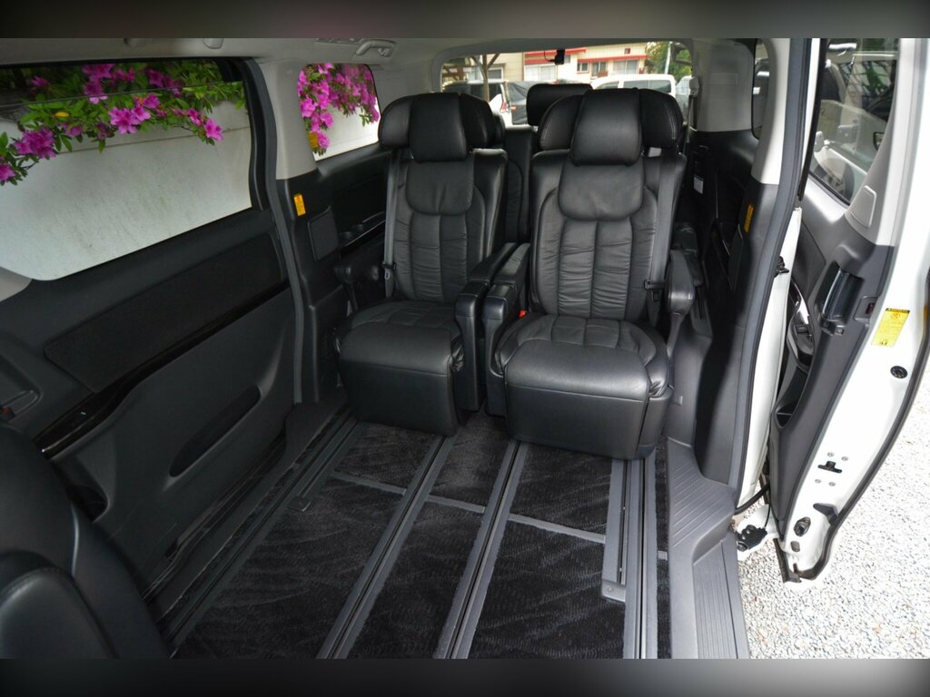 Toyota Vellfire 2.4 Auto White #31