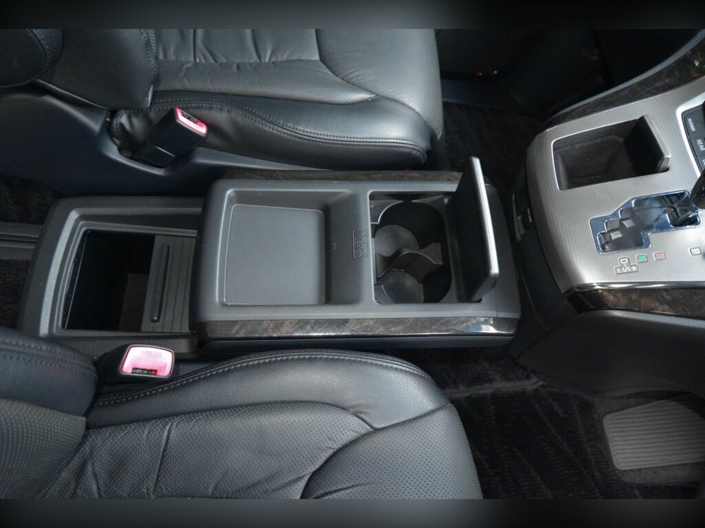 Toyota Vellfire 2.4 Auto White #52