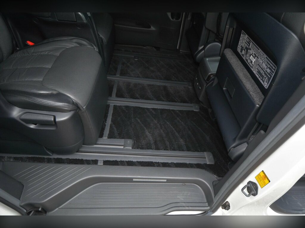 Toyota Vellfire 2.4 Auto White #21