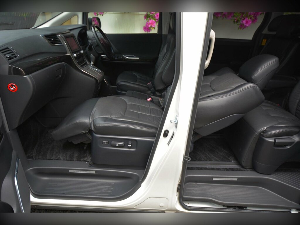 Toyota Vellfire 2.4 Auto White #26