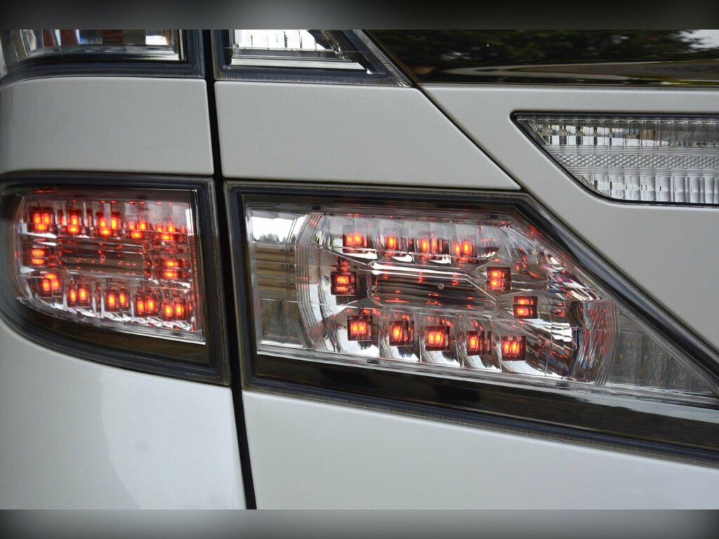 Toyota Vellfire 2.4 Auto White #13