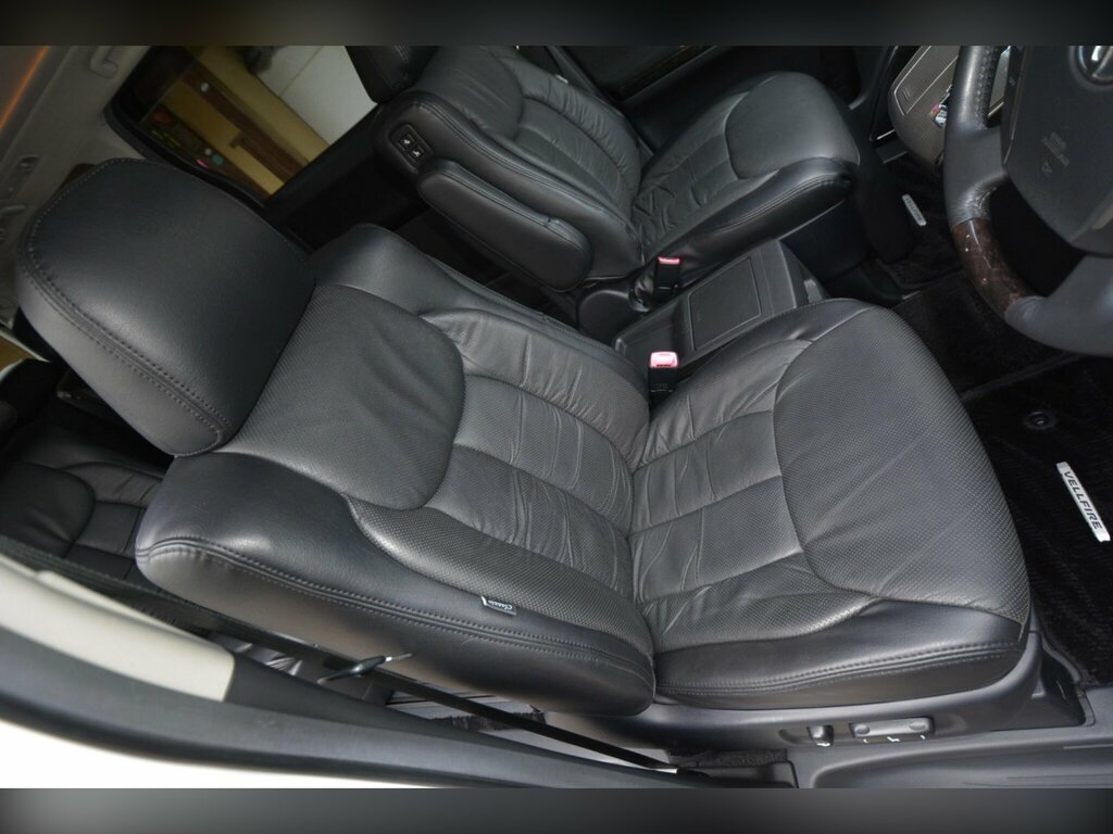 Toyota Vellfire 2.4 Auto White #17