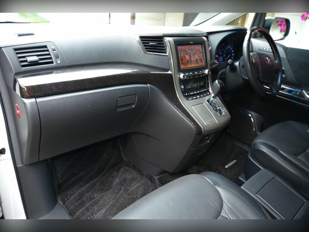 Toyota Vellfire 2.4 Auto White #23