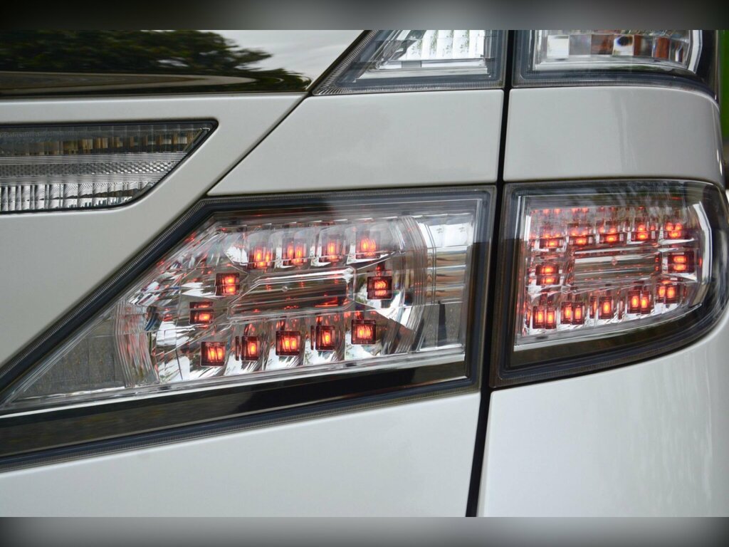 Toyota Vellfire 2.4 Auto White #14